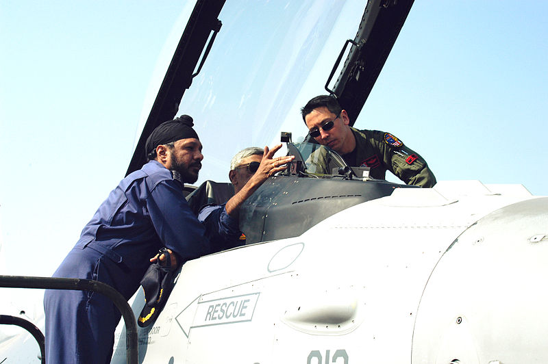 Capt._Kevin_Jones_gives_a_cockpit_tour_to_Indian_Air_Force_airmen_during_Cope_India_2006