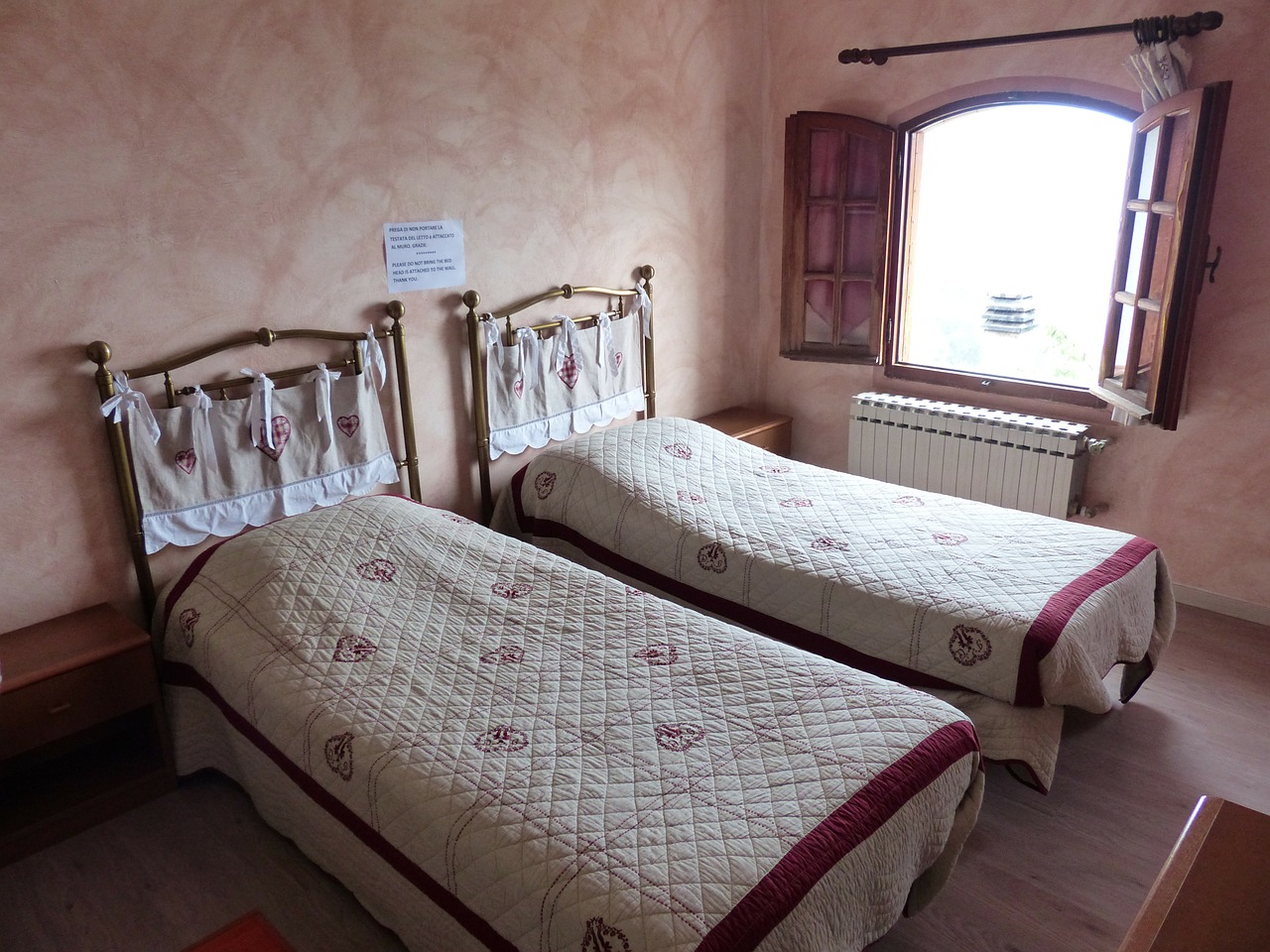 bed-186347_1280